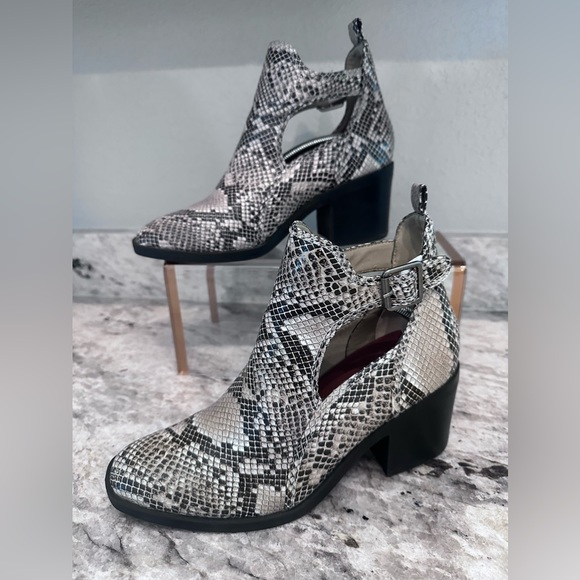 Mia Women's Faux Snake Skin Bootie ankle boots Sz 8.5 - Picture 3 of 8